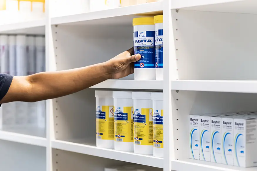Prestatgeria amb medicaments veterinaris