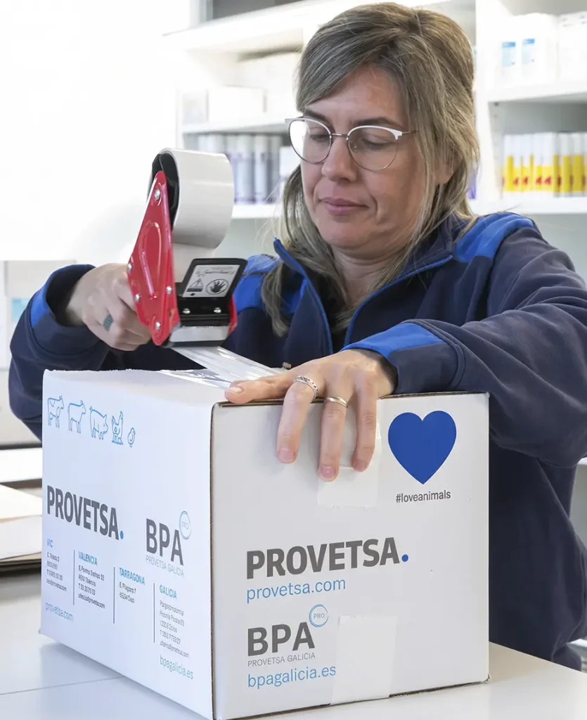 Treballadora de Provetsa preparant una comanda al magatzem
