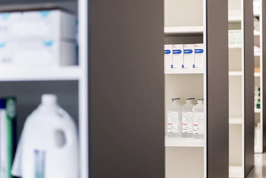 Estantería con medicamentos veterinarios